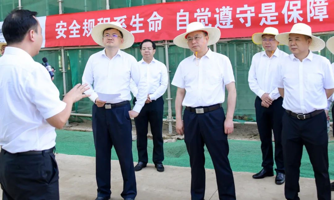 孙兵在华容区调研重点项目时强调 全力以赴稳增长促转型惠民生 以高质量项目支撑高质量发展(2025/8/20 8:28:46)